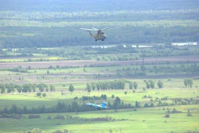 Под Петербургом вертолет-тяжеловес Ми-26 перевез на внешней подвеске Су-27