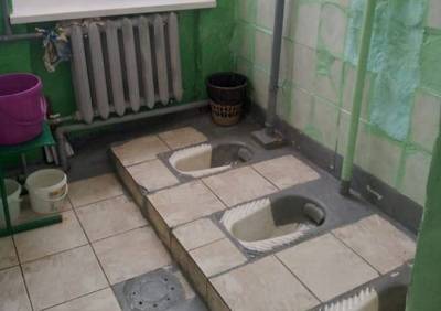 Школа в Рязанской области показала женский туалет без кабинок