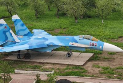 В Гатчину прибыл истребитель Су-27