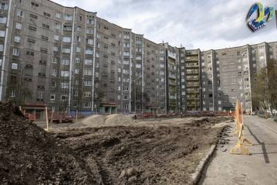 На улице Ушакова ведутся работы по установке детской и спортивной площадок