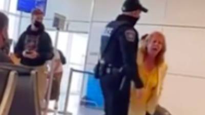 Видео, на котором женщина требует поговорить с «менеджером» аэропорта, стало вирусным