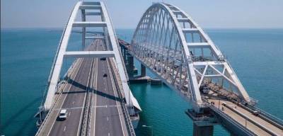 На Крымском мосту полиция остановила автомобиль нарушителя выстрелами по колесам