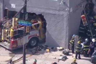 Пожарная машина протаранила здание в США, есть раненые