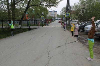 В Южно-Сахалинске второклассники встали в живую цепь на дороге без тротуара