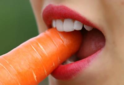Медики перечислили симптомы во рту, указывающие на низкий уровень витамина B12