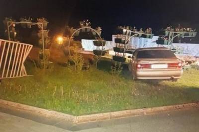 В Хабаровске водитель врезался в праздничную инсталляцию на площади Славы