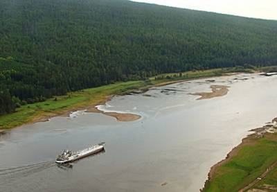 На реке Лена при загрузке танкера произошёл разлив дизельного топлива