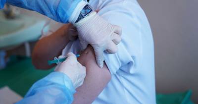 Первую дозу вакцины от коронавируса получили более 999 тысяч украинцев
