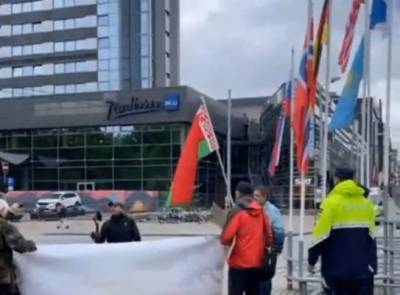 Активист «Русского союза Латвии» попытался вернуть на место белорусский флаг в Риге