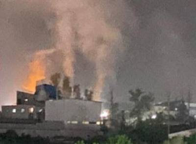 Мощный пожар разгорелся на фабрике под Киевом: верхние этажи здания оказались в огне