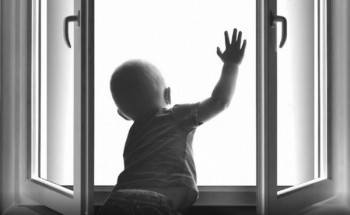 В Череповце 2-летний малыш выпал из окна пятого этажа