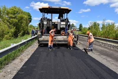 Дорожные рабочие в две смены ремонтируют трассу в Белгородской области