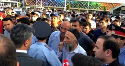 Сотни застрявших пассажиров собрались на стихийном митинге возле международного аэропорта Душанбе