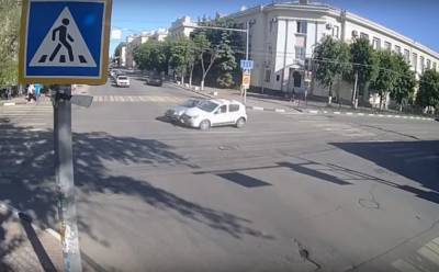 В центре Ульяновска столкнулись две иномарки