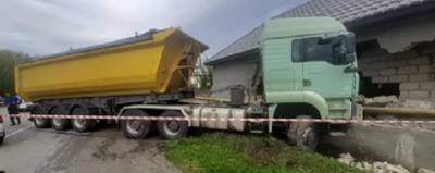Грузовик в Кабардино-Балкарии протаранил дом и оставил без газа село