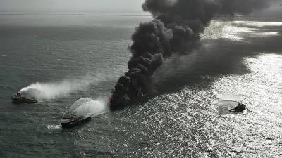 Угроза экологической катастрофы из-за пожара на грузовом судне