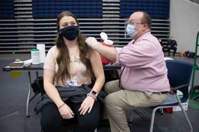 В США девушка вакцинировалась от коронавируса и получила $1 млн
