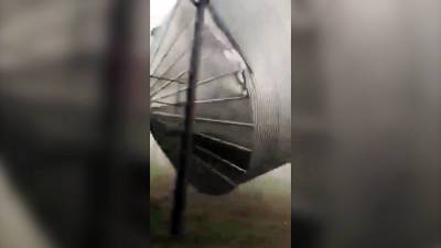Ураган в Алтайском крае поднял в воздух бочки (видео)
