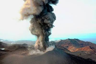 На Курилах вулкан Эбеко выбросил пепел на высоту 3 км
