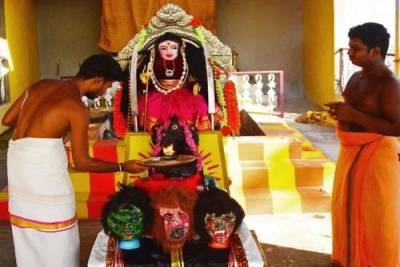 Индийцы на фоне пандемии начали поклоняться богине коронавируса