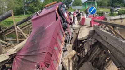 Грузовик обрушил мост в Ивановской области