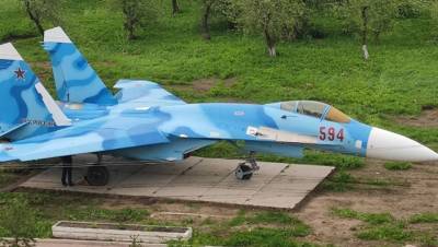 Истребитель Су-27 доставили из Пушкина в Гатчину вертолетом