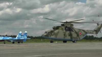 Вертолет посадил самолет на территории военного госпиталя в Гатчине