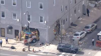 Почти насквозь: пожарная машина пробила здание в США