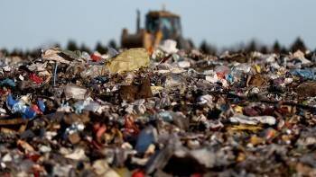 Чтобы разгрести отходы в России размером с Грецию, мусорным компаниям выделят 2 млрд