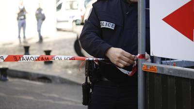 Во Франции неизвестный напал с ножом на сотрудницу полиции