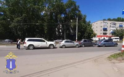 Девушка за рулём «Мерседеса» устроила массовую аварию на улице Рябикова