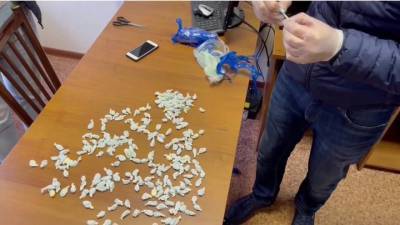 Полицейские изъяли у мужчины 250 свертков с наркотиками в Мытищах