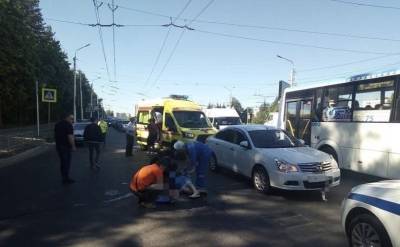 От удара пешеходов подбросило: В Уфе водитель иномарки на светофоре сбил пожилую женщину с внучкой