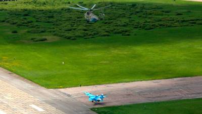 Российский вертолет поднял в воздух истребитель