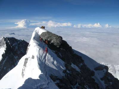 Альпинисты из США и Гонконга установили новые рекорды на Эвересте - unn.com.ua - США - Киев - Гонконг - Гонконг