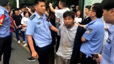 Мужчина с мачете напал на школьников в Китае