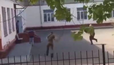 Стрельбу открыли во дворе школы под Одессой: очевидцы распространили видео
