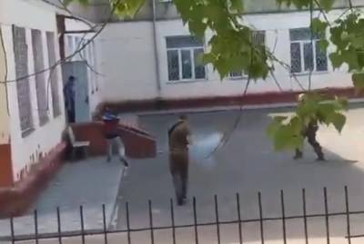 В Черноморске правоохранители устроили стрельбу на территории школы
