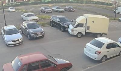 В Тюмени автомобили без водителей устроили ДТП на парковке