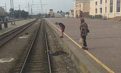 Бабушка рухнула на рельсы после "помощи" прохожего на вокзале в Харькове: вопиющие кадры