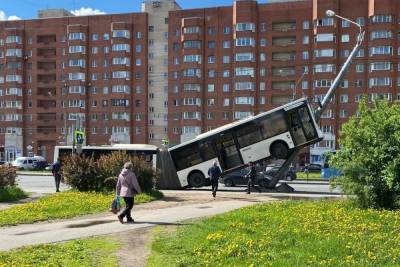 После ДТП с автобусом на Ленинском проспекте в больнице остаются пять человек