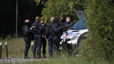 Неадекватный мужчина порезал ножом сотрудницу полиции во Франции