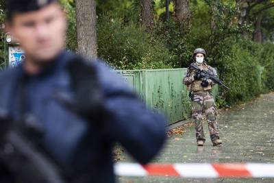 Во Франции неизвестный с ножом напал на сотрудницу полиции