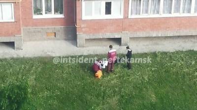 В Башкирии мужчина выпал из окна высотки