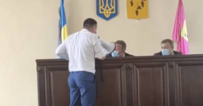 Кричал на мэра в громкоговоритель: под Харьковом "буйного" депутата успокаивала полиция (видео)
