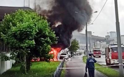 На парковке в Москве сгорели пять машин (видео)
