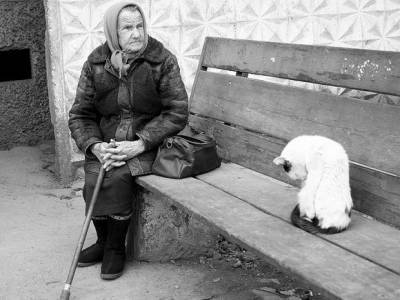 Омскую пенсионерку, помешавшую съемке телесюжета о визите губернатора, теперь станут проверять на вменяемость