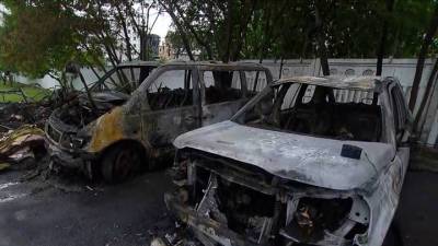 Мощный пожар около ТЦ на Ходынке: загорелись сразу четыре автомобиля