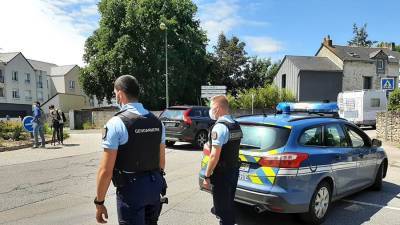 Напавший на сотрудницу полиции во Франции скончался