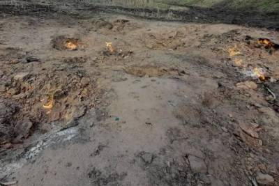 Пламя поднимающееся из трещин в земле появилось в Темрюкском районе России